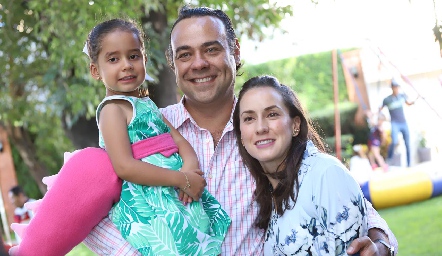  Ximena acompañada de sus papás Alejandro Torres y Pituca Escartín.