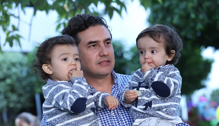  Horacio Oropeza con sus gemelos.