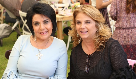  Yoya de Martínez y Luz María Márquez .
