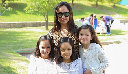  Karen Corona, María Emilia Gómez, Ana Lucía Gómez y Dani Meza.