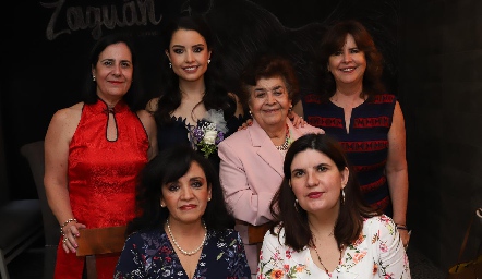  Gaby Díaz Infante con la familia Somohano.