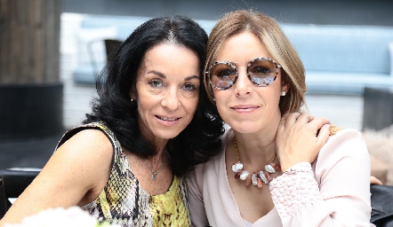  Adriana Espinosa y Anna Astrid Navarro.