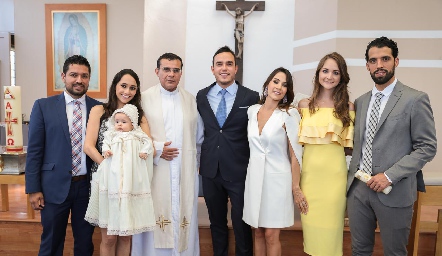  Víctor Lemus, Daniela Mirabal, el pequeño Antonio, Padre Salvador, Antonio Méndez, Ximena Mirabal, Ivonne Guajardo y Alejandro Romo.
