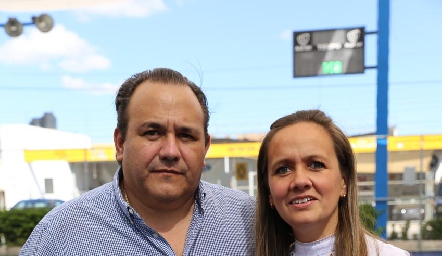  José Luis Rueda y María José Ejarque con su hijo José María.