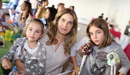  Lorena Ibarra con sus hijas Triana y Macarena.