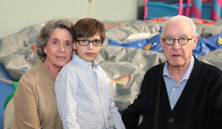  Pablo con sus abuelos, Montserrat Tena y José Sampere.