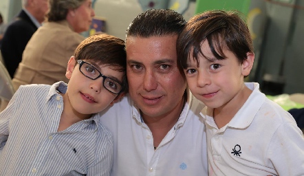  David Rosas con sus hijos, Pablo y Mateo.