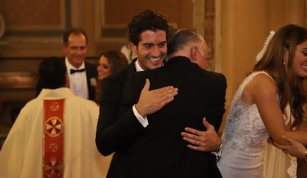  Gustavo Rangel felicitando a su yerno Chema.
