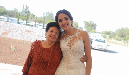  Isa con su abuelita Eva de Villanueva.