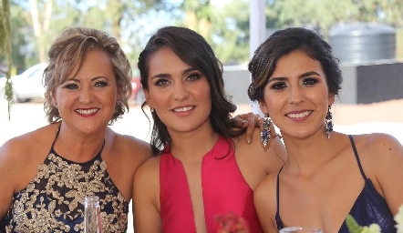  Patricia Ress con sus hijas Fernanda y Valeria Mézquida.