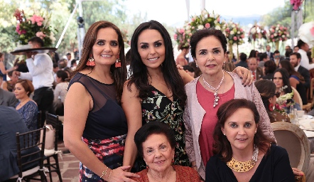  Gabriela, Marianela, María Rosa, Eva y Lucía Villanueva.