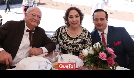 Ricardo Gordoa y Julieta Mercado de Gordoa con su nieto Santiago Gutiérrez.