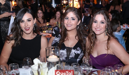 Karen López, Daniela y Claudia Elías.