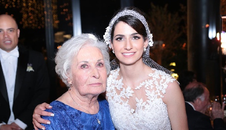  Mónica con su abuelita.