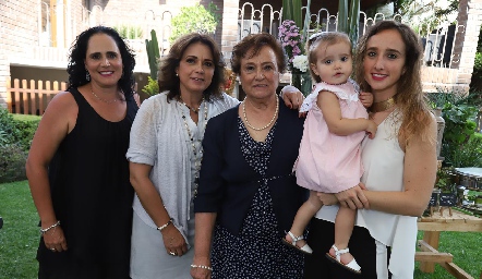 Alejandra Treviño de Martínez, Maru Martínez de Mahbub, Maruca Flores de Martínez, Ángeles y Ángeles Mahbub.