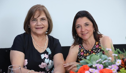  Lupita Martínez y Carmen Faz.