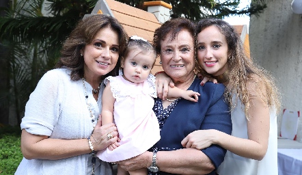  Cuatro generaciones de Ángeles.