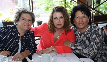  María Esther Treviño, Cuata Meade y Paulette Boysselle.