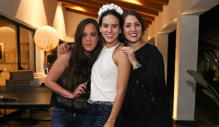  Daniela Echenique, Sandra Villalobos y Alejandra Pérez.