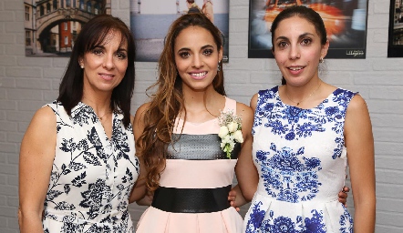  Pituca Espinos con sus hijas Fer Paredes y Daniela Paredes.
