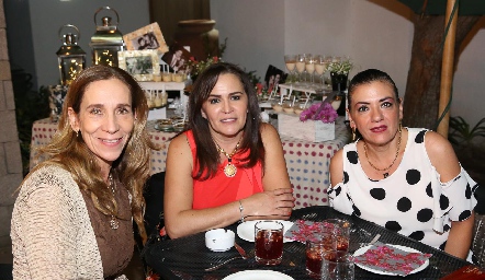  Gaby Cantú, Angelita Delgado y Guadalupe González.