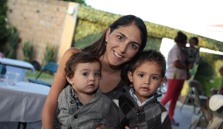  Fernanda Valdés con sus hijos Rodrigo y Sebastián.