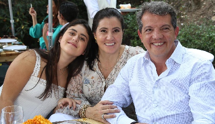  Daniela Torrado, Alicia Lebrija y Manuel Rodríguez.