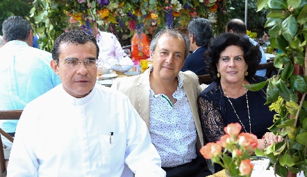  Padre Salvador, Rafael Mejía y Martha Brichis.
