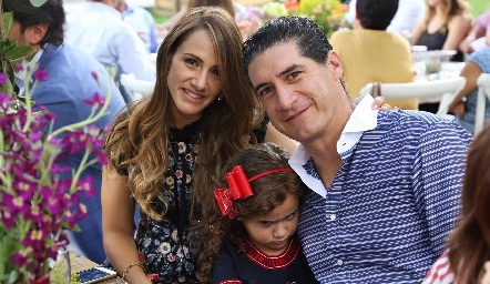  Alejandra Salas y Amadeo Calzada con su hija Arantza.