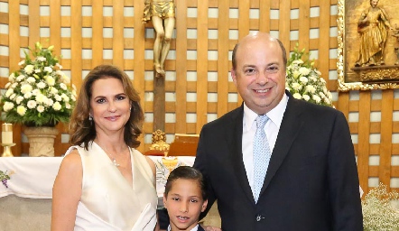  Anabella Villela y Cándido Villela con su ahijado José Miguel Guerra.