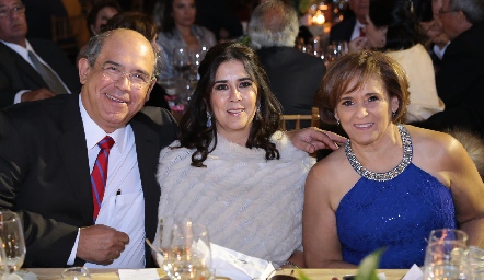  Pedro Leal, Sandra Galván y Leticia Leal.