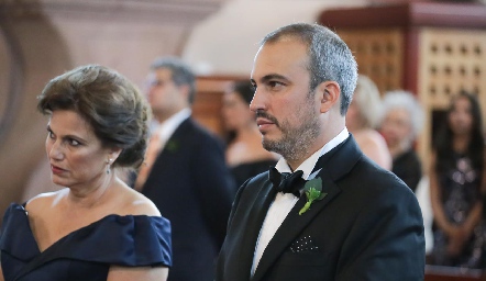  Gloria Rosillo de Leal, mamá de la novia con su hijo Roberto Leal.