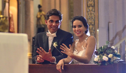  Mario Martell y Sandra Villalobos, ya son esposos.
