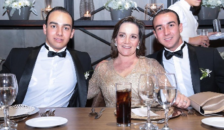  Sandra Estúa con sus hijos, Juan Pablo y Alejandro Villalobos.