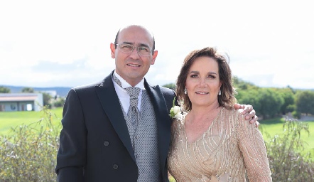  Alejandro Villalobos y Sandra Estúa de Villalobos, papás de Sandra.
