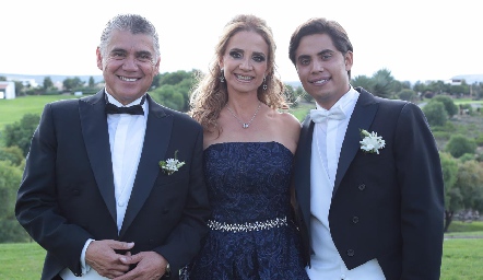  Mario con sus papás, Mario Martell y Beatriz Rangel.