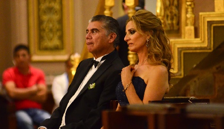  Mario Martell y Beatriz Rangel de Martell, papás del novio.