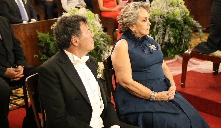  Roberto Meade y Tesa Vertiz, papás de Santiago.