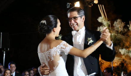  Mariana bailando con su papá Abraham Tobías.