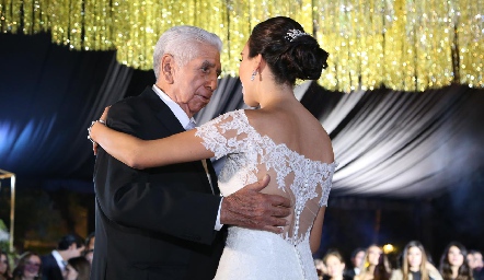  Mariana bailando con su abuelo.