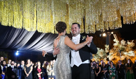  Santiago bailando con su suegra.