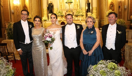  Abraham Tobías, Marisa Mercado de Tobías, Mariana Tobías, Santiago Meade, Tesa Vertiz de Meade y Roberto Meade.