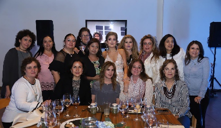  Silvana acompañada por las amigas de su mamá.
