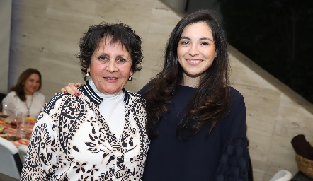  Yusa con su suegra Mela Gutiérrez.