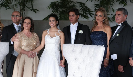  Sandra y Mario con sus papás, Alejandro Villalobos, Sandra Estúa, Beatriz Rangel y Mario Martell.