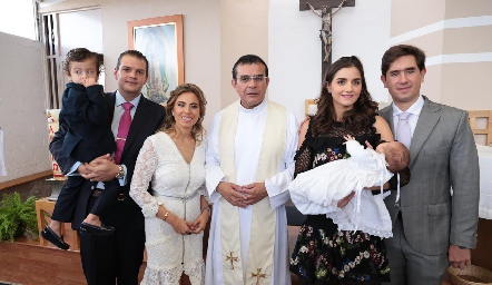  Mau, Mauricio Ruiz, Claudia Oliva, Padre Salvador, Eugenia Musa y Fernando Abud con Victoria.