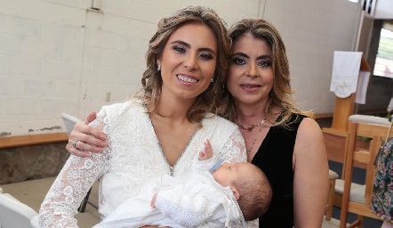  3 generaciones Claudia Oliva y Claudia Anaya con la pequeña Victoria.
