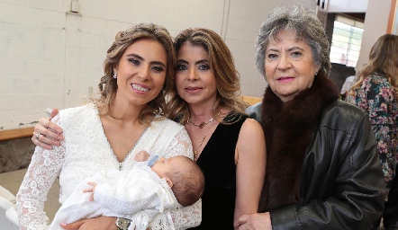  4 generaciones Claudia Oliva, Claudia Anaya, María Eugenia Ugalde y Victoria Ruiz.