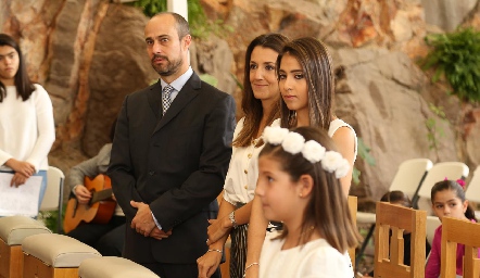  Alejandro Gutiérrez, Marcela Rivero y Cristina Kasis, padrinos de Alexia.