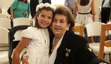 Alexia Galán con su abuela Cristina Espinosa.